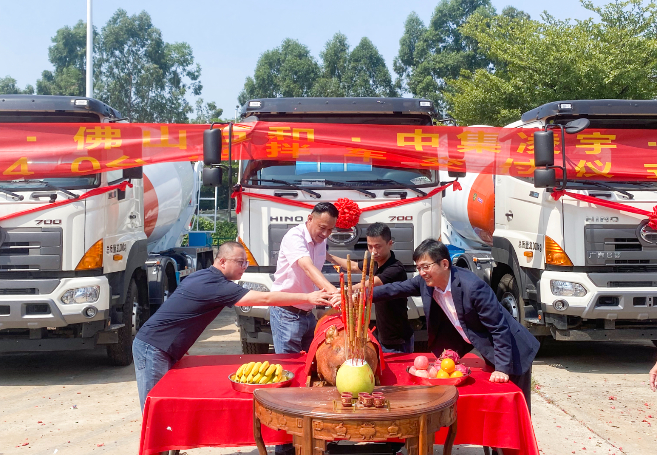 喜氣洋洋共相聚，40臺凌宇攪拌車交付大客戶！