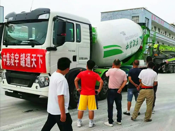 開攤啦！凌宇攪拌車“擺攤兒”湖北，客戶當(dāng)場下單！