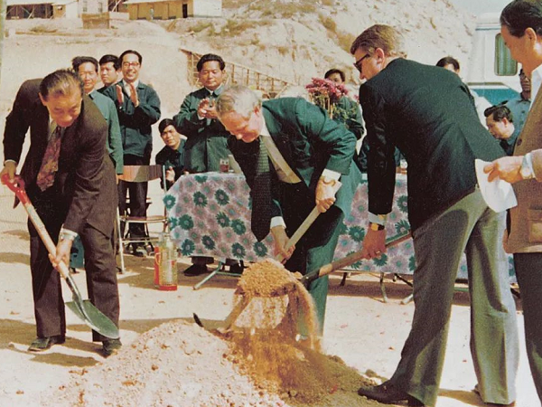 人民日?qǐng)?bào) | 麥伯良：敢闖敢試，泥路走成幸福路