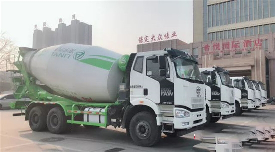 中集凌宇攪拌車進(jìn)駐神秘雪域古城，為當(dāng)?shù)氐慕ㄔO(shè)和經(jīng)濟(jì)發(fā)展奉獻(xiàn)力量